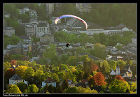 Gleitschirmflieger über Baden-Baden. Kurhaus und Theater im Hintergrund.