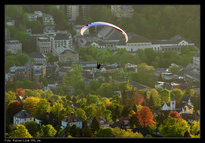 Gleitschirmflieger über Baden-Baden. Kurhaus und Theater im Hintergrund.