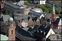 Paulskirche, alte Nikolaikirche, Römerberg und der moderne Neubau der Schirn Kunsthalle Frankfurt