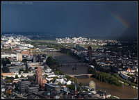 Dunkle Wolken, Sonne und Regenbogen über Frankfurt und dem Main