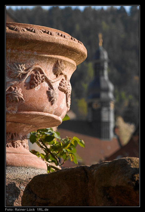 Terrakotta-Schale im Katz'schen Garten Gernsbach, mit St. Jakobskirche