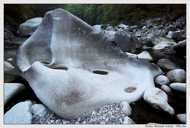 Granitfels mit Strudeltöpfen im Murgbett