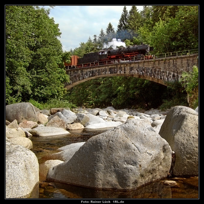 Dampfzug auf der Strecke der Murgtalbahn bei Forbach