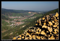 Holzlager an den Hängen des Murgtals. Blick über Au, Weisenbach, Hilpertsau und Obertsrot bis zur Rheinebene