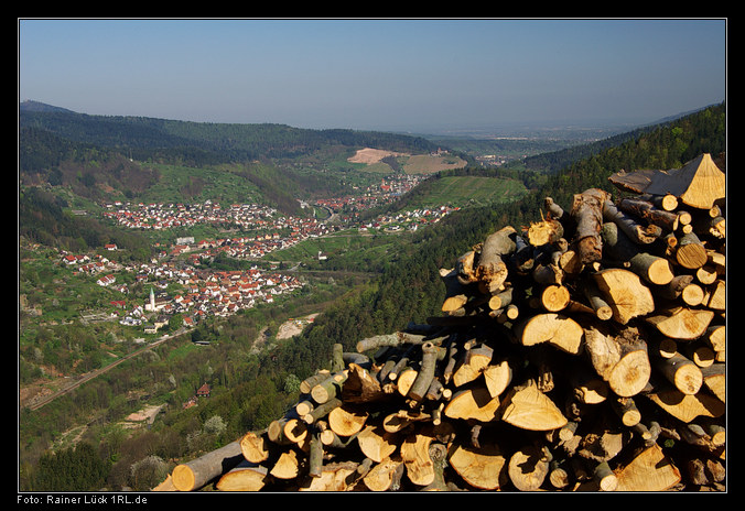 Holzlager an den Hängen des Murgtals. Blick über Au, Weisenbach, Hilpertsau und Obertsrot bis zur Rheinebene