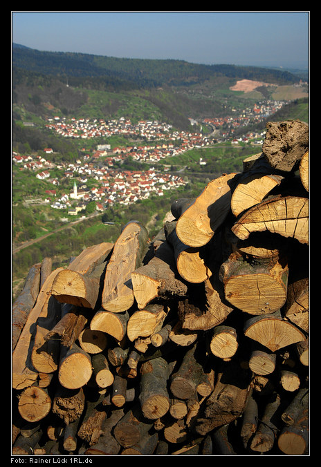 Holzlager über dem Murgtal