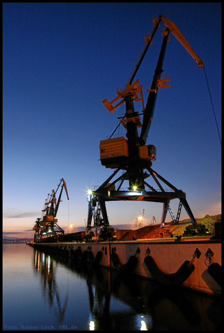 Hafenkräne im Überseehafen Wismar, Nachtaufnahme