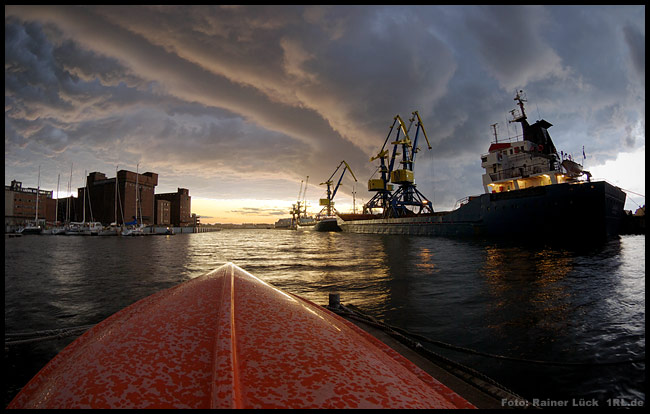 Dramatische Wolkenstimmung über dem Seehafen Wismar